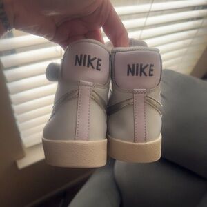 SOLD Nike unisex-child Blazer Mid 77